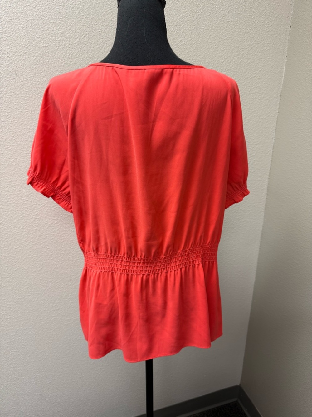 Gianni Bini Coral Cutout Blouse L Smocked Waist Flowy Dressy Top Chic - Picture 5 of 9